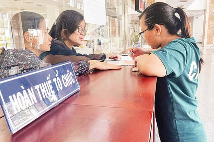 Người dân làm thủ tục thuế tại Cục Thuế Thành phố Hồ Chí Minh.