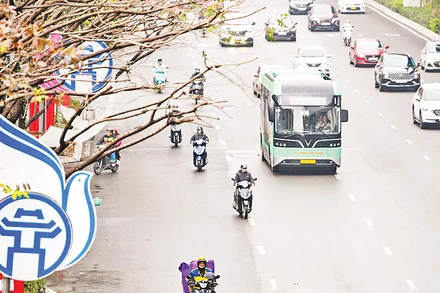 Thực hiện lộ trình chuyển đổi phương tiện xanh, Tổng công ty Vận tải Hà Nội (Transerco) đã đưa vào vận hành thí điểm một số tuyến buýt điện. (Ảnh THẾ ĐẠI)