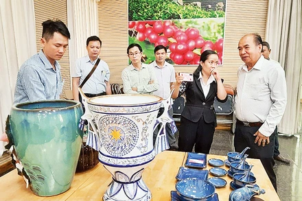 Các đại biểu tham quan các sản phẩm hàng thủ công mỹ nghệ được trưng bày tại Trường Chính sách công và Phát triển nông thôn, Quận 1, Thành phố Hồ Chí Minh.