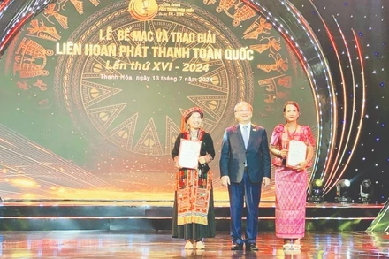 Biên dịch viên Nách Chan Nên (phải) nhận bằng khen tại Liên hoan Phát thanh toàn quốc năm 2024. (Ảnh CTV)