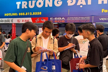 Học sinh tìm hiểu thông tin tại Ngày hội Tư vấn tuyển sinh-hướng nghiệp 2024 tổ chức tại Đại học Bách Khoa Hà Nội.