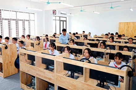 Trường trung học cơ sở Vĩnh Tường, tỉnh Vĩnh Phúc được đầu tư xây dựng khang trang, hiện đại, đáp ứng yêu cầu đổi mới giáo dục. (Ảnh MINH HƯỜNG)