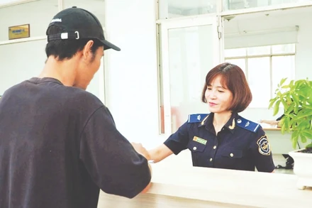 Cán bộ Cục Hải quan Đồng Nai hướng dẫn doanh nghiệp làm thủ tục hành chính.