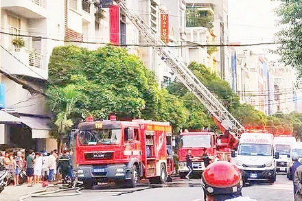 Lực lượng phòng cháy, chữa cháy và cứu nạn, cứu hộ hoạt động tại một vụ cháy nhà ở kết hợp kinh doanh tại quận Tân Bình.