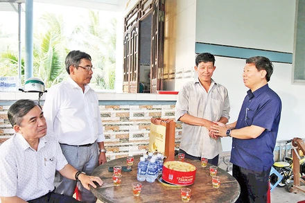 Gia đình ông Bùi Tiến Hoàng (ngụ ấp 3, xã Sơn Đông, thành phố Bến Tre) tiên phong bàn giao mặt bằng cho đơn vị thi công thực hiện dự án đường dây điện 110kV.