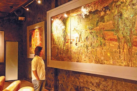Không gian trưng bày tác phẩm hội họa ở Art bar Việt Nam. (Ảnh HK)