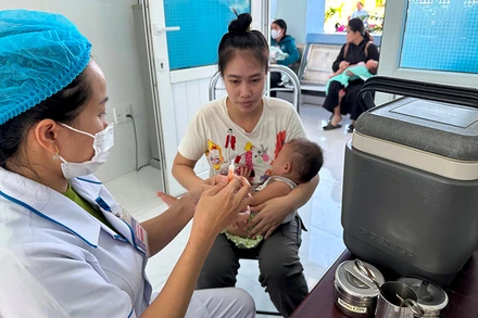 Tiêm chủng vắc-xin phòng, chống bệnh sởi.