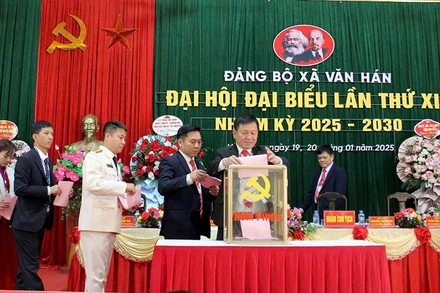 Các đại biểu bỏ phiếu bầu chọn cấp ủy nhiệm kỳ 2025-2030 tại Đại hội đại biểu Đảng bộ xã Văn Hán, huyện Đồng Hỷ (Thái Nguyên).