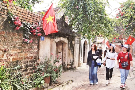 Các doanh nghiệp thuộc Câu lạc bộ Lữ hành UNESCO Hà Nội khảo sát tiềm năng du lịch tại Làng cổ Đường Lâm.