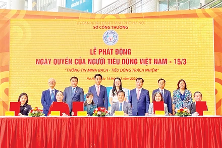 Đại diện các doanh nghiệp lớn trên địa bàn Hà Nội ký cam kết bảo vệ quyền lợi người tiêu dùng.