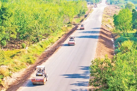 Công ty cổ phần Tập đoàn Đèo Cả đẩy nhanh tiến độ thi công gói thầu XL1, đoạn qua tỉnh Bình Dương thuộc Dự án đầu tư xây dựng đường Hồ Chí Minh đoạn Chơn Thành-Đức Hòa.