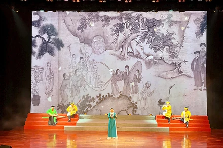 Một tiết mục ngâm thơ trong Ngày thơ Việt Nam. (Ảnh YẾN TRINH)