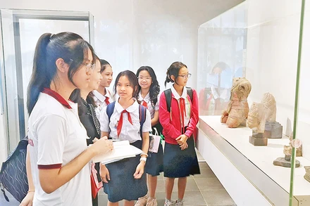Học sinh tham quan Bảo tàng Lịch sử Thành phố Hồ Chí Minh.