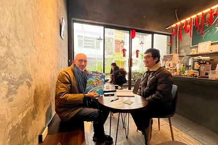 Họa sĩ Olivier Blanchin và Giám đốc Công ty Comicola Nguyễn Khánh Dương.