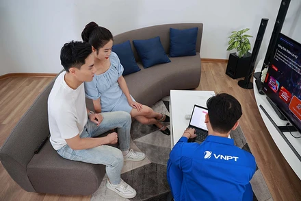 Kỹ thuật viên VNPT lắp đặt mạng internet cho khách hàng hộ gia đình.