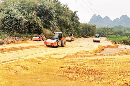 Các đơn vị thi công đang nỗ lực triển khai dự án đường liên kết vùng Hà Nội-Hòa Bình.