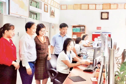 Đồng chí Nguyễn Ngọc Sơn (thứ hai từ trái sang), Phó Trưởng ban Tuyên giáo và Dân vận Tỉnh ủy Điện Biên, khảo sát hiệu quả mô hình “Chính quyền thân thiện” được thực hiện tại xã Thanh Chăn, huyện Điện Biên.