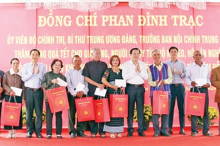 Lãnh đạo Trung ương và tỉnh Lâm Đồng trao quà Tết tặng các già làng, người có uy tín tại huyện Đức Trọng.