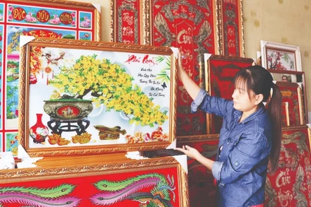 Tranh kiếng Bà Vệ ngày nay đa dạng về mầu sắc, kiểu dáng.