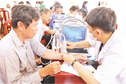 Bác sĩ Trạm Y tế Công an tỉnh Bình Phước khám bệnh miễn phí cho người dân thành phố Đồng Xoài, tỉnh Bình Phước.