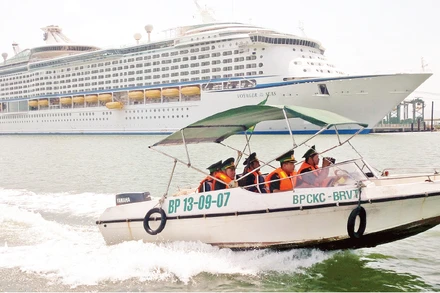 Bộ đội Biên phòng tỉnh tuần tra bảo đảm an ninh khu vực cửa khẩu cảng biển.