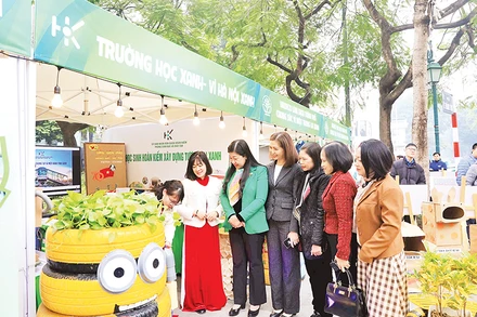 Giáo viên, học sinh quận Hoàn Kiếm giới thiệu về mô hình Trường học xanh - Vì Hà Nội xanh.