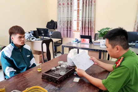 Cán bộ, chiến sĩ Công an xã Thượng Cường, huyện Chi Lăng hướng dẫn người dân làm thủ tục tạm trú, tạm vắng.