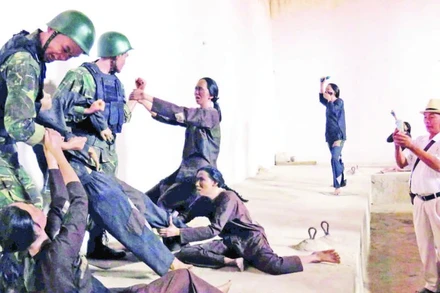 Du khách tham quan những mô hình tái hiện cảnh giam giữ, tra tấn tại nhà tù Côn Đảo.