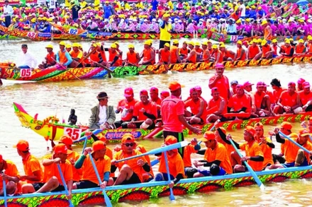 Giải đua ghe Ngo trong Lễ hội Óc Om Bóc tại Sóc Trăng.