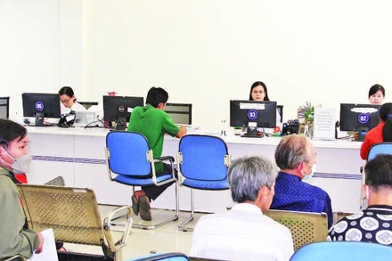 Trung tâm phục vụ hành chính công tỉnh Vĩnh Long phục vụ người dân ngày càng tốt hơn.