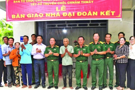 Lãnh đạo Bộ Chỉ huy quân sự tỉnh Kiên Giang bàn giao Nhà Đại đoàn kết cho ông Danh Onl.