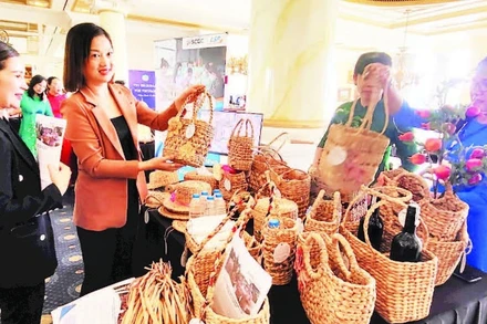 Doanh nghiệp nhỏ và vừa quảng bá các sản phẩm thủ công mỹ nghệ tại các hội nghị, hội thảo du lịch.