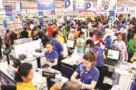 Khách hàng chọn mua thực phẩm tại một siêu thị thuộc Liên hiệp Hợp tác xã Thương mại Thành phố Hồ Chí Minh.