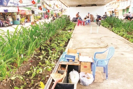 Gầm cầu Chánh Hưng, Quận 8 trở thành nơi bỏ đồ cũ, tập trung các quán nước, bán đồ ăn, điểm tụ tập của người vãng lai. (Ảnh QUÝ HIỀN)