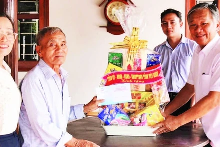 Bí thư Huyện ủy Gò Dầu Trịnh Ngọc Phương (phải) thăm và tặng quà Anh hùng Lực lượng vũ trang Phạm Văn Chiến nhân dịp kỷ niệm 50 năm Ngày Giải phóng miền nam, thống nhất đất nước.