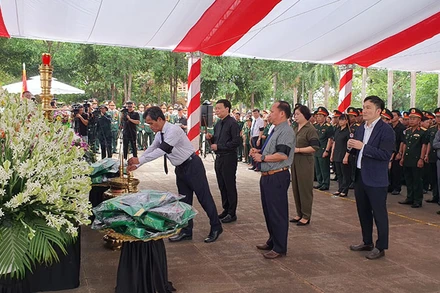 Đoàn Tỉnh ủy Gia Lai do Bí thư Tỉnh Ủy Hồ Văn Niên làm Trưởng đoàn dâng hương tại lễ truy điệu.