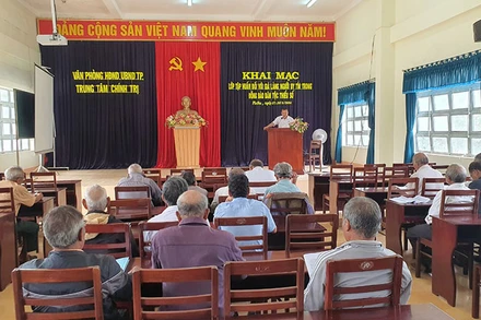 Các già làng, người có uy tín được bồi dưỡng bốn chuyên đề trọng tâm về quy định của pháp luật về Luật Hòa giải, xây dựng khối đại đoàn kết toàn dân, phát triển kinh tế-xã hội ở địa phương.