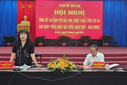 Các đồng chí chủ trì hội nghị.