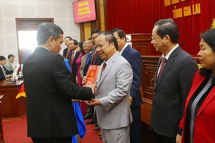 Đồng chí Hồ Văn Niên, Ủy viên Trung ương Đảng, Bí thư Tỉnh ủy trao Quyết định cho đồng chí Châu Ngọc Tuấn.