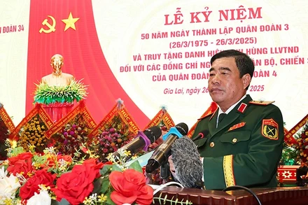 Thiếu tướng Nguyễn Bá Lực - Tư lệnh Quân đoàn 34 đọc diễn văn Lễ kỷ niệm.