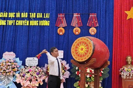 Ủy viên Trung ương Đảng, Bí thư Tỉnh ủy, Chủ tịch Hội đồng Nhân dân tỉnh Gia Lai đánh trống khai giảng năm học mới tại trường THPT chuyên Hùng Vương tỉnh Gia Lai