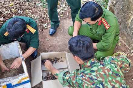 Lực lượng chức năng kiểm đếm tang vật thu giữ được tại hiện trường.