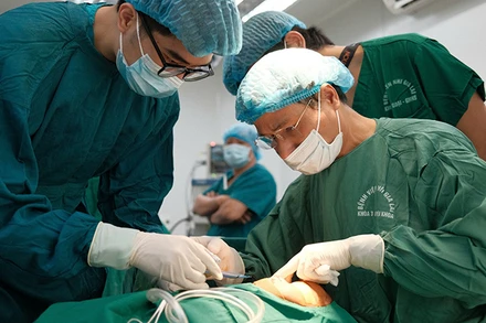 Các bác sĩ là chuyên gia về phẫu thuật thẩm mỹ, chỉnh hình từ tuyến trung ương trực tiếp phẩu thuật cho các cháu.