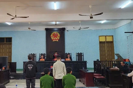 Bị cáo Nguyễn Duy Sâm (áo khoác đen) và bị cáo Bùi Viết Minh Quân tại phiên tòa.