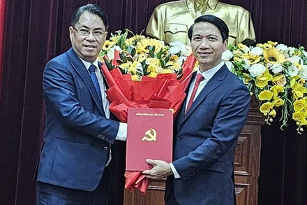 Đồng chí Phan Thăng An, Phó Ban Tổ chức Trung ương trao quyết định của Ban Bí thư cho đồng chí Nguyễn Ngọc Lương.