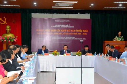 Hội thảo khoa học thu hút các nhà lãnh đạo và giới nghiên cứu văn học, nghệ thuật.