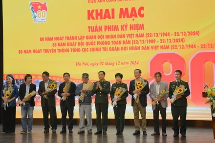 Thiếu tướng Trần Ngọc Anh, Phó Bí thư Đảng ủy Cơ quan Tổng cục Chính trị, Cục trưởng Cục Chính trị tặng hoa đại diện các đoàn làm phim.