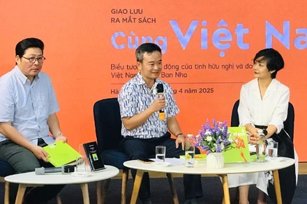 Các diễn giả chia sẻ về tập thơ "Cùng Việt Nam".