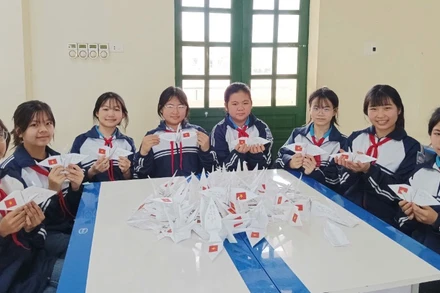 Các em học sinh gấp hạc giấy gửi ra quần đảo Trường Sa.