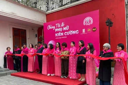 Lễ cắt băng khai mạc dự án triển lãm ảnh nghệ thuật.